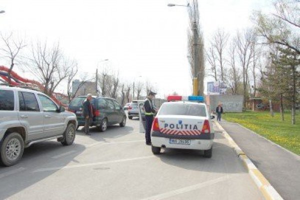 Poliţiştii au avut de lucru: au reţinut 6 permise pentru viteză şi neacordarea priorităţii